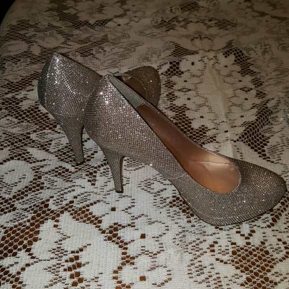 ♥️😊Sparkle and shine! Gold 4 1/2 in.heels🌹 - Picture 2 of 4