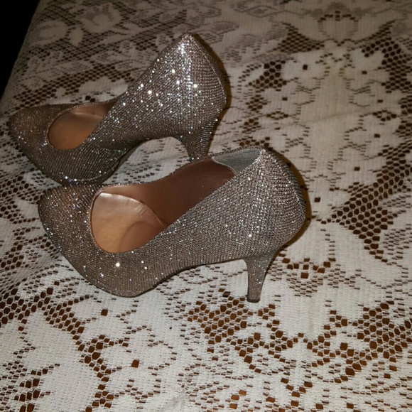 ♥️😊Sparkle and shine! Gold 4 1/2 in.heels🌹 - Picture 3 of 4