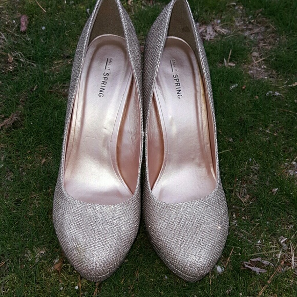 ♥️😊Sparkle and shine! Gold 4 1/2 in.heels🌹 - Picture 4 of 4