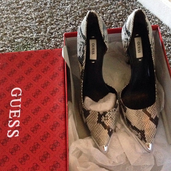 White multi leather Beilan Guess pumps!