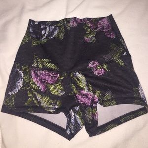 LULU LEMON BOOTY SHORTS💘