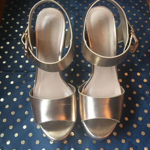 Gold platform heels - Picture 3 of 4