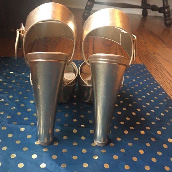 Gold platform heels - Picture 4 of 4