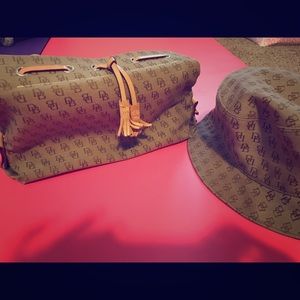 Donkey and Bourke light tan hat and purse