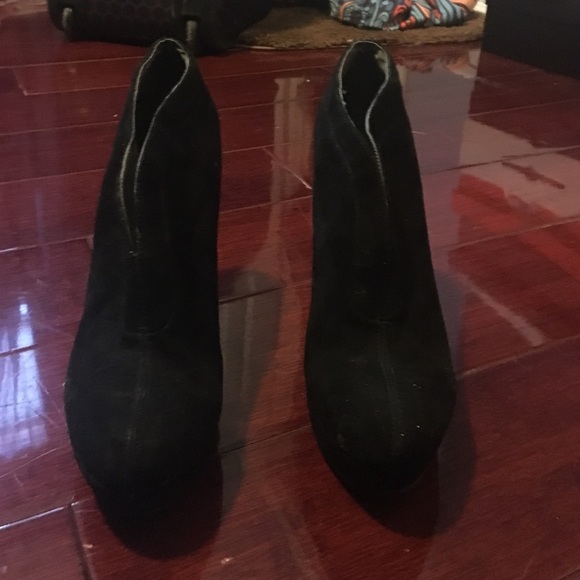 Black pumps