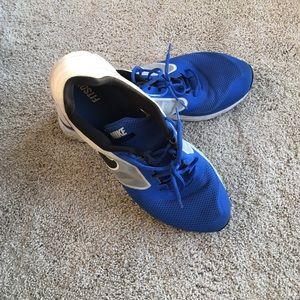 Blue and white Nike vomero 8