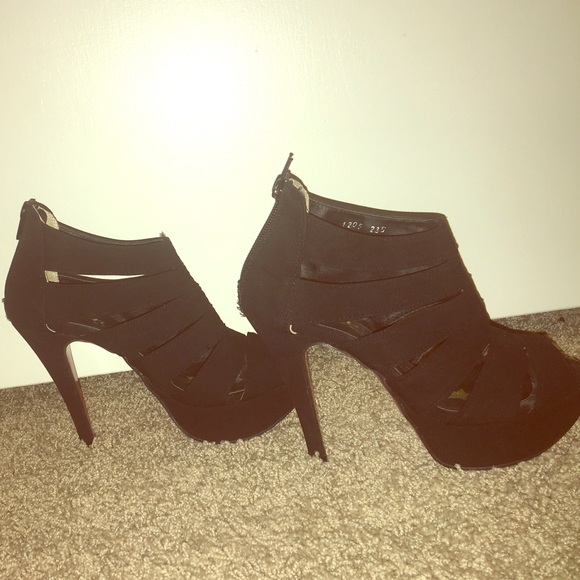 Lovely black heels 😻