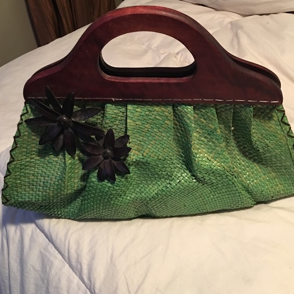 Straw handbag 👜 with wooden flowers 🌺 & handles