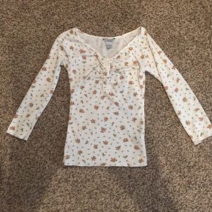 Adorable flower Henley by Guess. Perfect condition