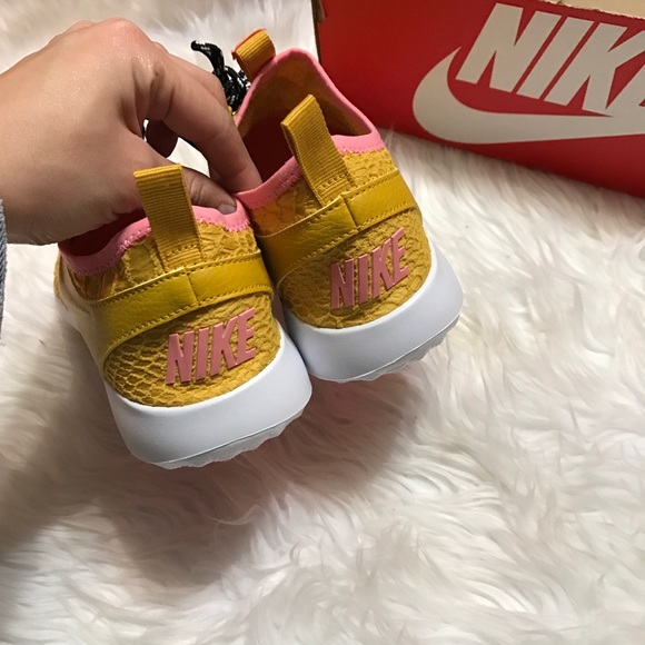 OFFER ME ⚡️RARE  Nike Juvenate Gold Dart - Picture 3 of 4