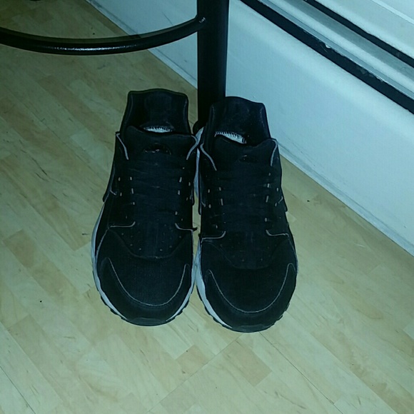 NIKE Huaraches - Picture 3 of 4