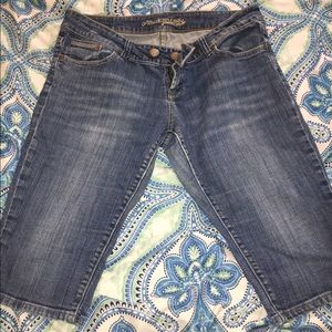 Women's size 10 reg AEO knee length jean shorts.