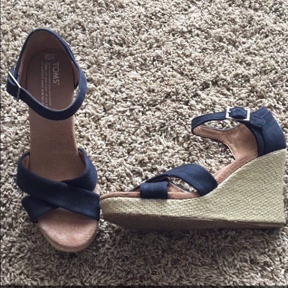 Tom's black wedges