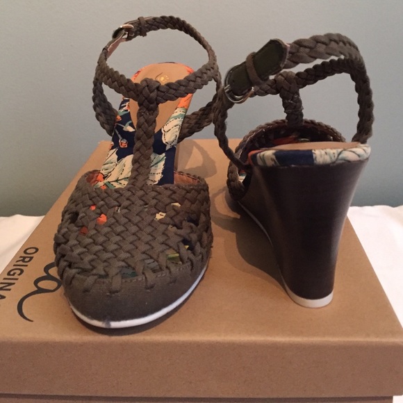 🎈NIB Nina Originals Matrix Kaki Canvas🎈 - Picture 2 of 3