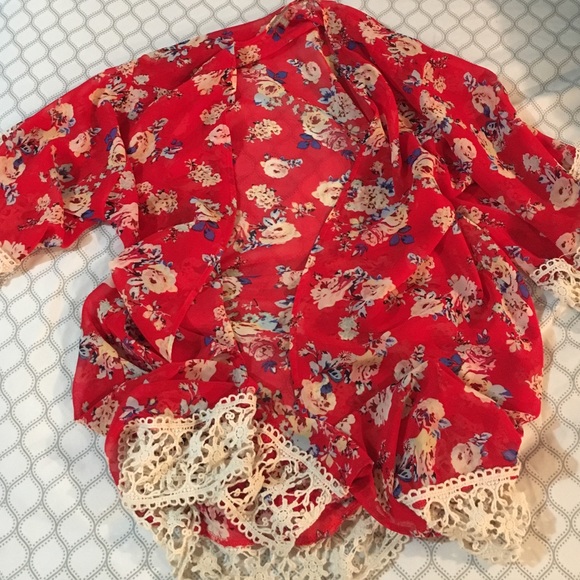 Red Charlotte Russe floral kimono 😍❤️