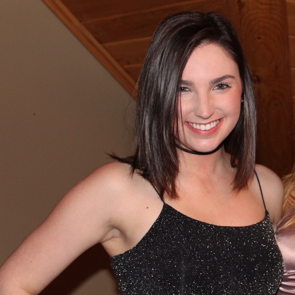 Meet your Posher, Nicole - Picture 1 of 1