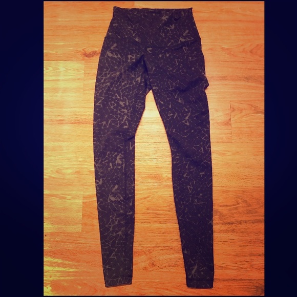 Lululemon high rise textured tights- Size 6.