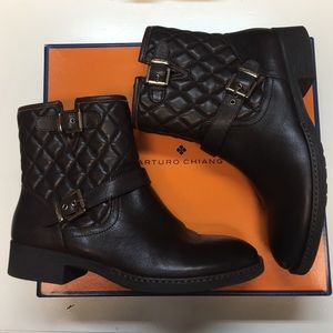 Arturo Chiang leather booties