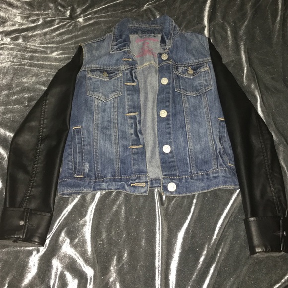 Jean jacket with leather sleeves