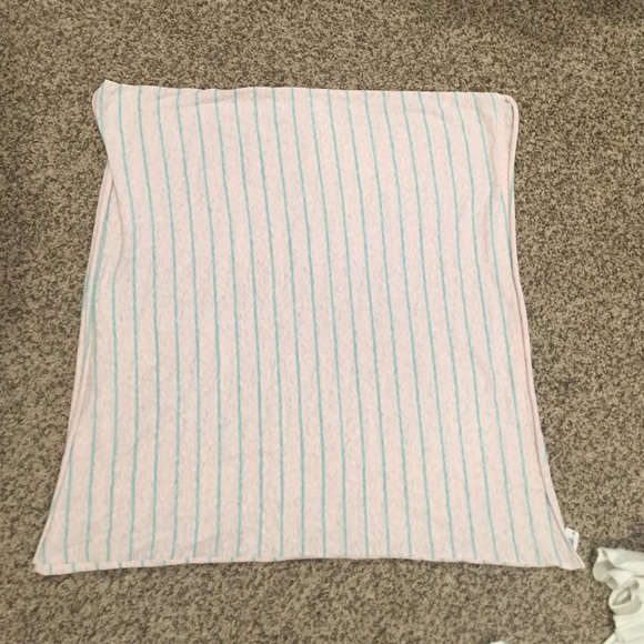Cute and casual scarf from GAP. Perfect condition.