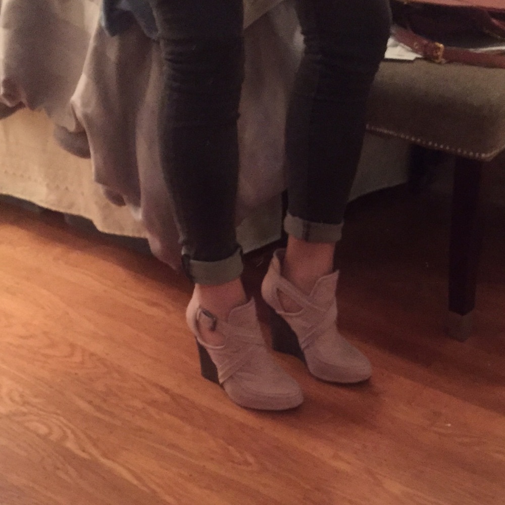 ⛔️SOLD ON ANOTHER SITE! Joie tan wedge booties - Picture 4 of 4