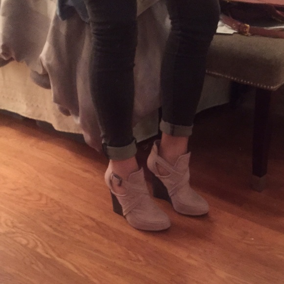 ⛔️SOLD ON ANOTHER SITE! Joie tan wedge booties - Picture 4 of 4