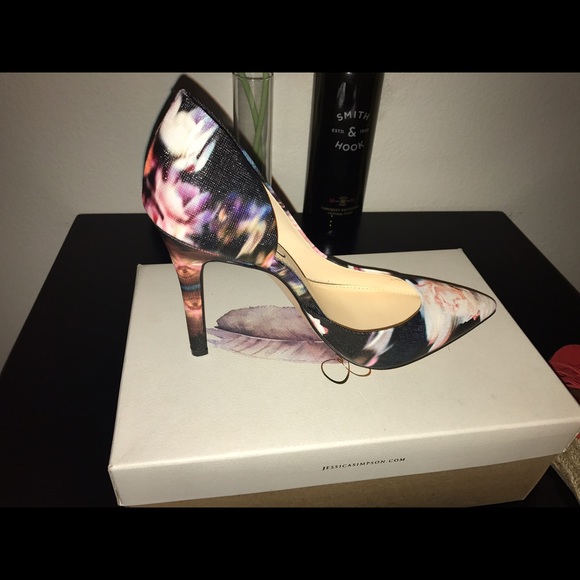 Never worn Size 7 Jessica Simpson heels.