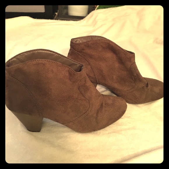 Brown heeled booties!