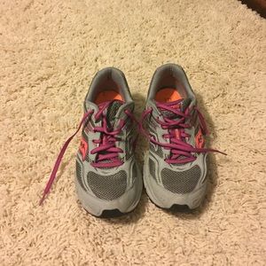 Size 9 saucony shoes