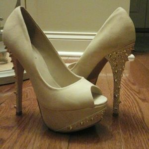 Nude peep toe pumps