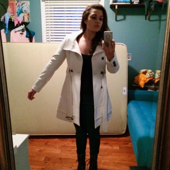 **SOLD** Flattering White Peacoat - Picture 5 of 7
