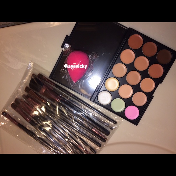 Cream Contour Set W/ Beauty Blender and Brushes