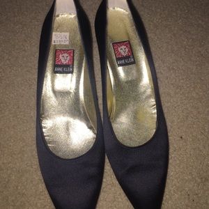 kitten heel Anne Klein black shoes- size 8.5