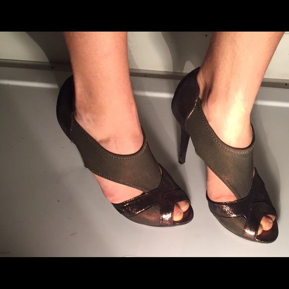 Donald Pliner Metallic Heel - Picture 2 of 4