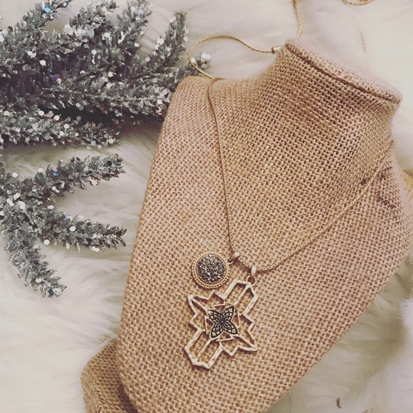 🌸Long gold statement necklace