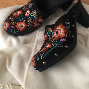 • [wanted] floral embroidered mules •