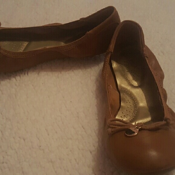 Brown flats - Picture 2 of 2