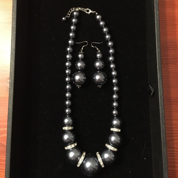 High fashion earring and necklace set