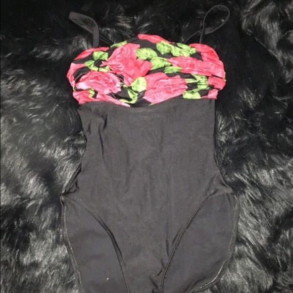 Swimsuit with red roses - Picture 1 of 2
