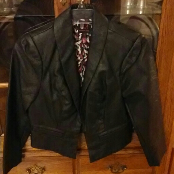 Super cute short Faux leather jacket