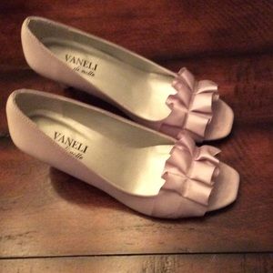 Vaneli di notte madora silver satin 6.5