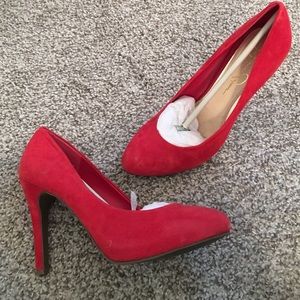Jessica Simpson red pumps