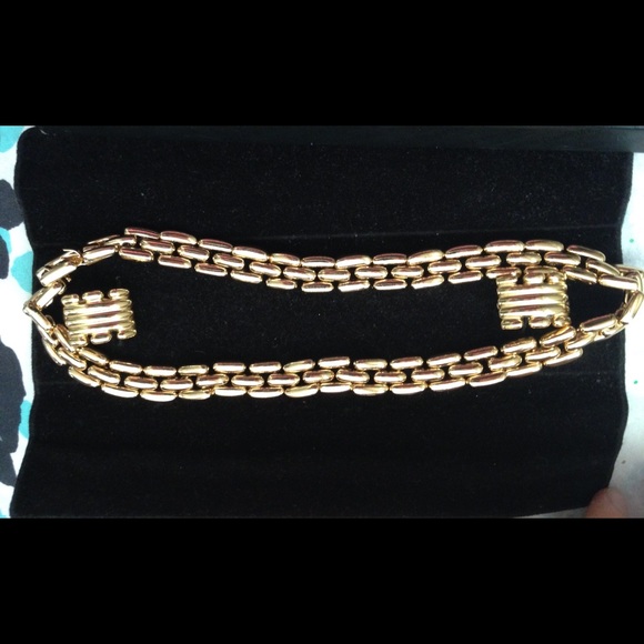 Gold necklace and clip on earrings - Picture 1 of 2