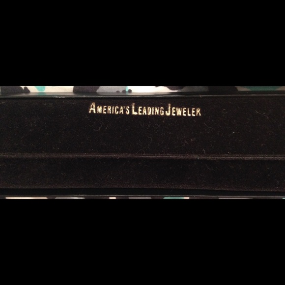 Gold necklace and clip on earrings - Picture 2 of 2