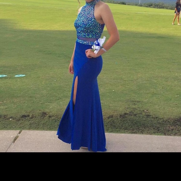 Beautiful Dress ready for prom - Picture 2 of 4