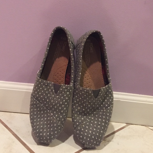 BRAND NEW TOMS