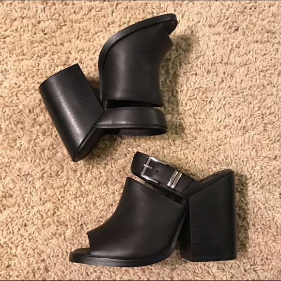 NIB FOREVER 21 double strap Mules