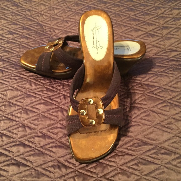 Brown Soft Style Shoes. Size 8.5