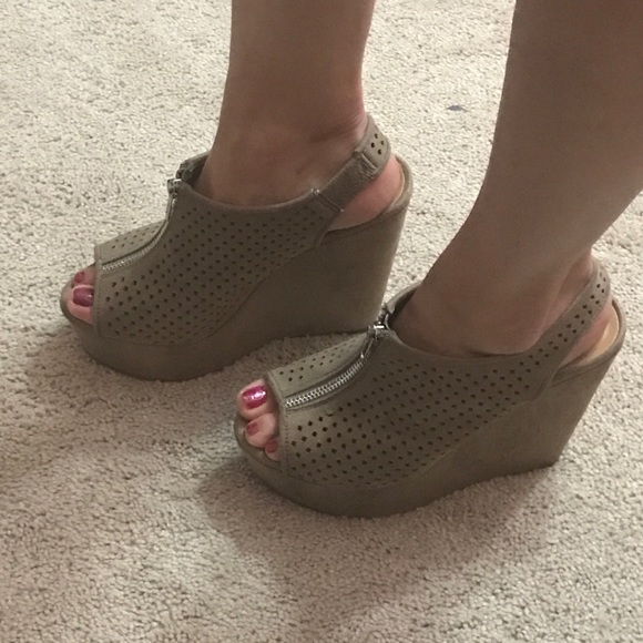 Beige platform heel with cute detail! SALE!!