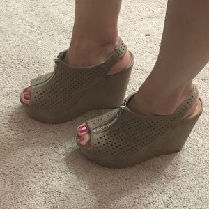 Beige platform heel with cute detail! SALE!!